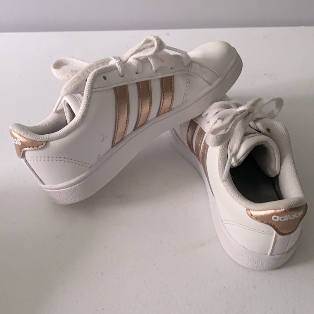 Girls white adidas sneaker with gold detail